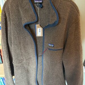 NEW WITH TAGS! Mens XL Patagonia Brown Fleece jacket with Blue Trim